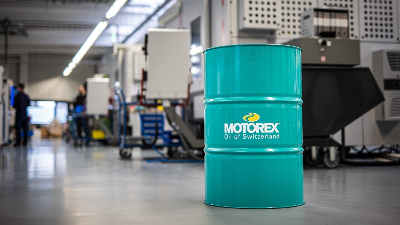 Good biocompatibility is key when using cutting oils for manufacturing implants in the medical industry and components in the watchmaking industry. As a result, MOTOREX cast a critical eye on this aspect in comprehensive tests and was not able to detect any negative impacts. 