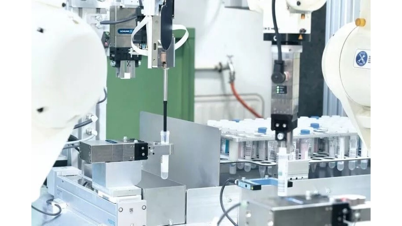 Zwei Sechsachs-Roboter von OTC Daihen führen im Testlabor mit insgesamt fünf Schunk EGP 64 Greiferm den Corona-PCR-Test durch. Bild: Schunk