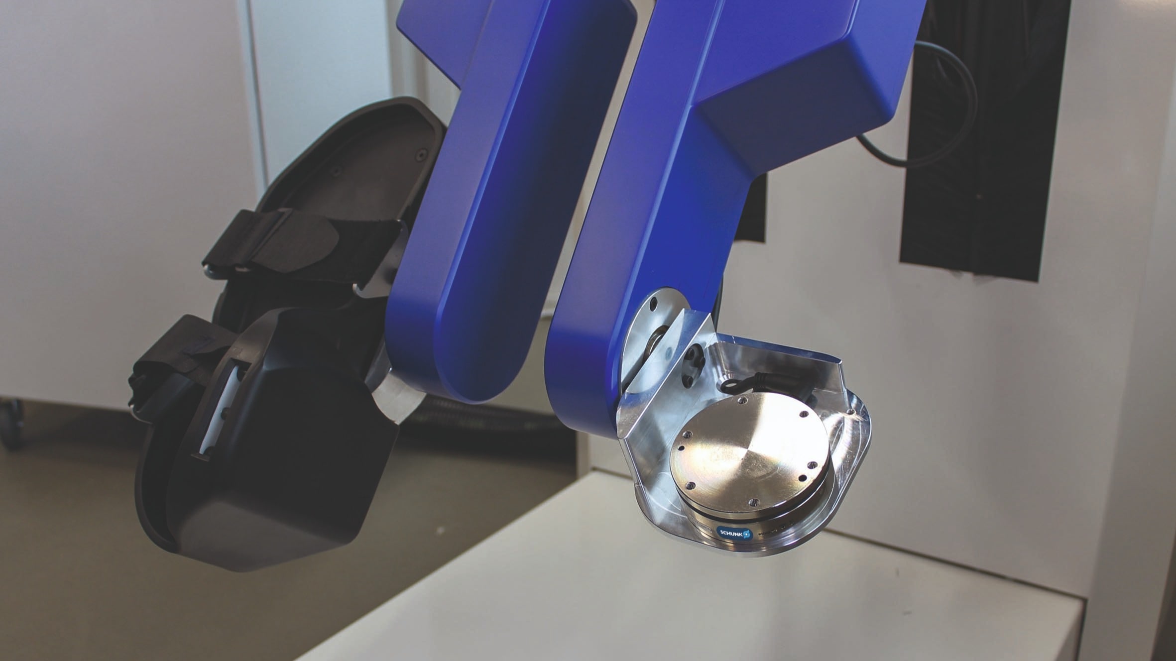 The SCHUNK FTN-AXIA80 are integrated in the foot pedals of the robot for this application
