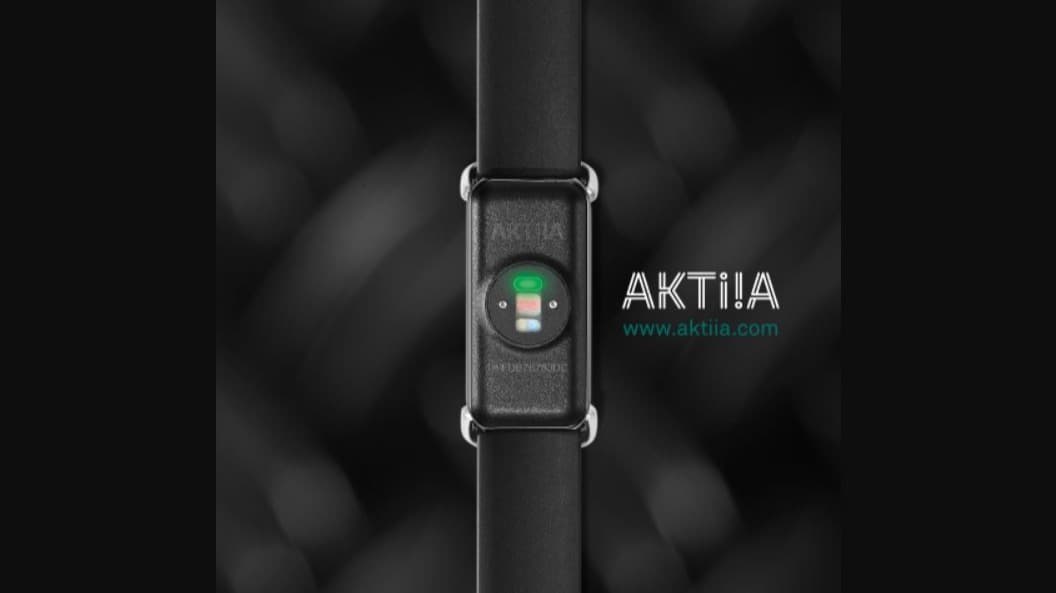AKTIIA wearable with LEDs monitoring dynamically the vessels.